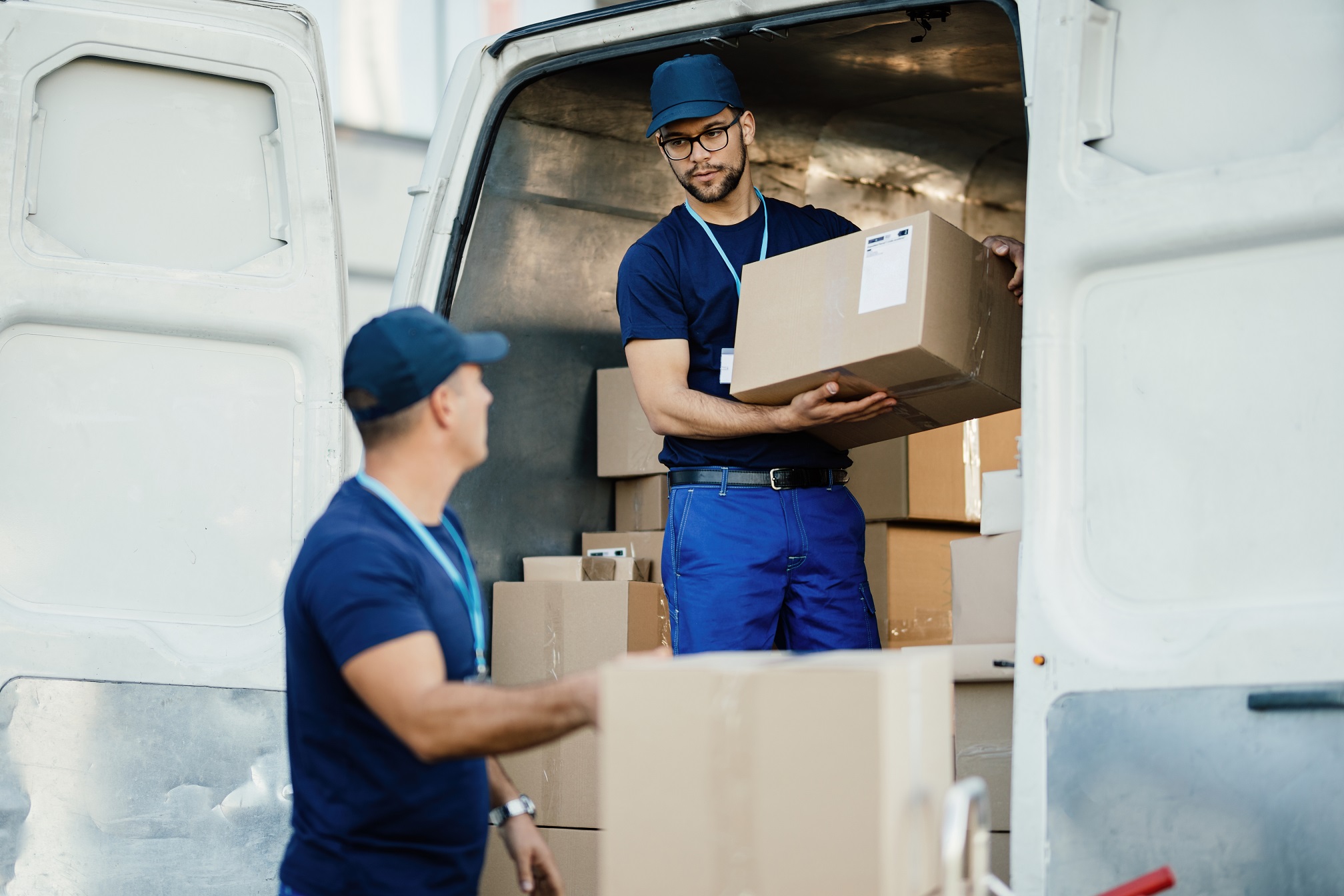 Paketzusteller dürfen während einer Haus-zu-Haus-Lieferung ohne Sicherheitsgurt fahren. 